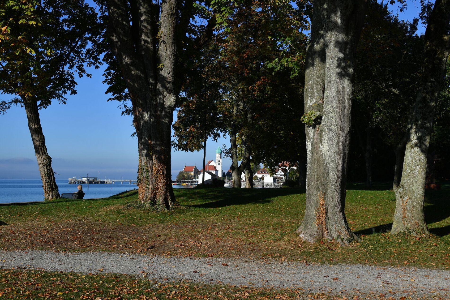 Parkanlage an der Gamswiese in Wasserburg. Im Hintergrund die Halbinsel und der Bodensee.
