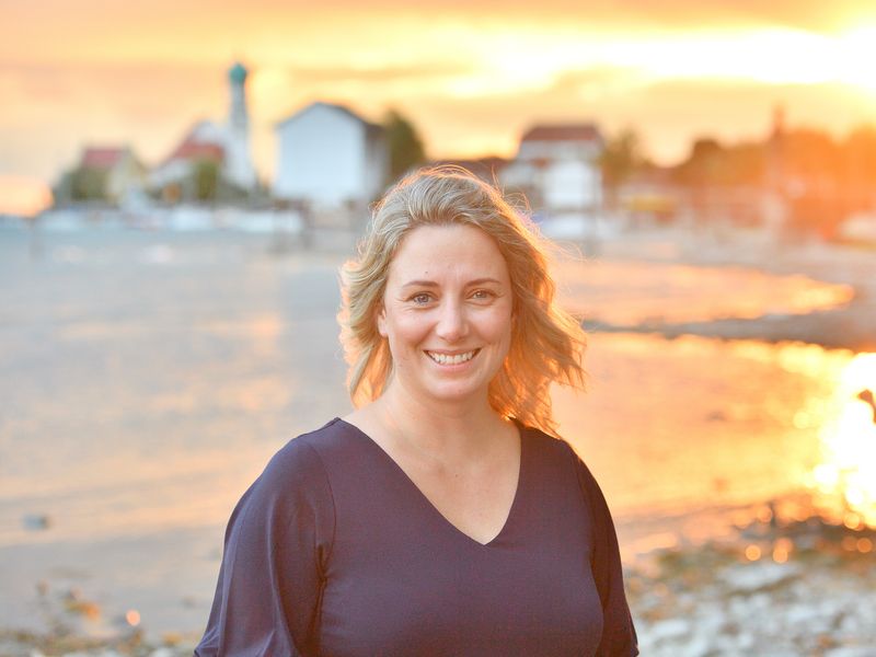 Nadja Koerner, Gast. Im Hintergrund verschwommen die Halbinsel zu sehen,