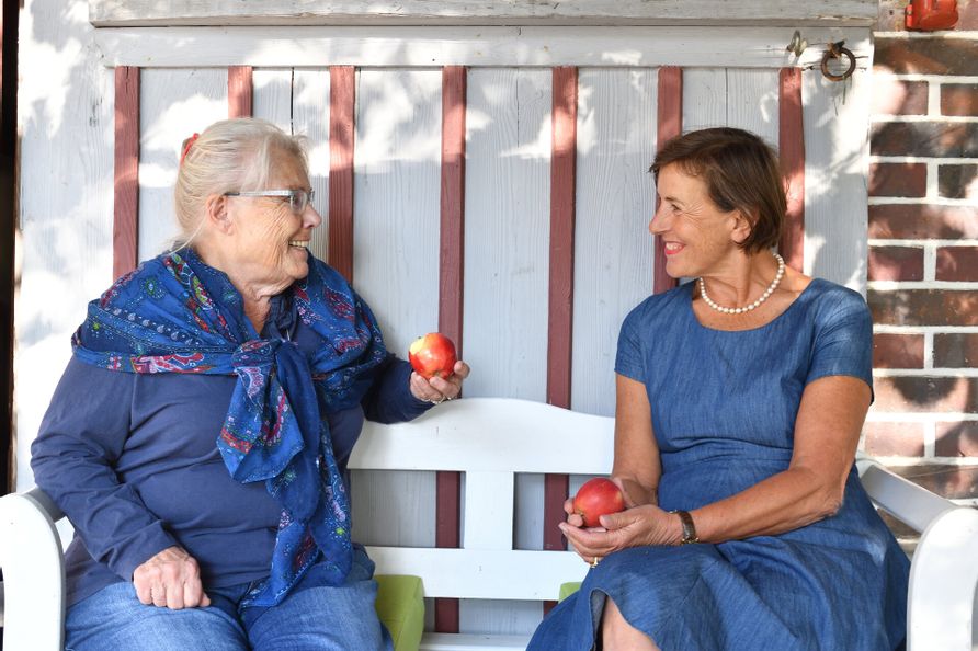 Zwei Frauen sitzen auf dem Wasserburger Hausbänkle.