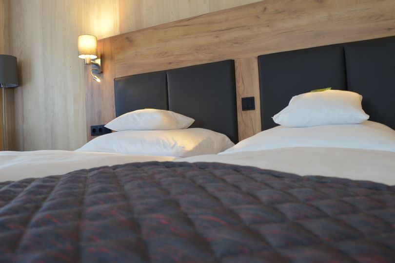 Ein Hotelzimmer mit Doppelbett.