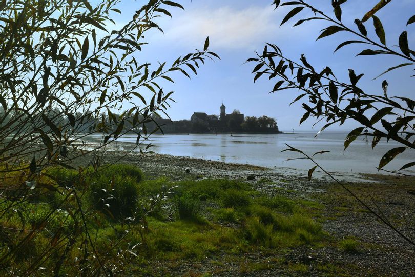 Blick auf die Halbinsel in Wasserburg von der Wasserburger Bucht aus.