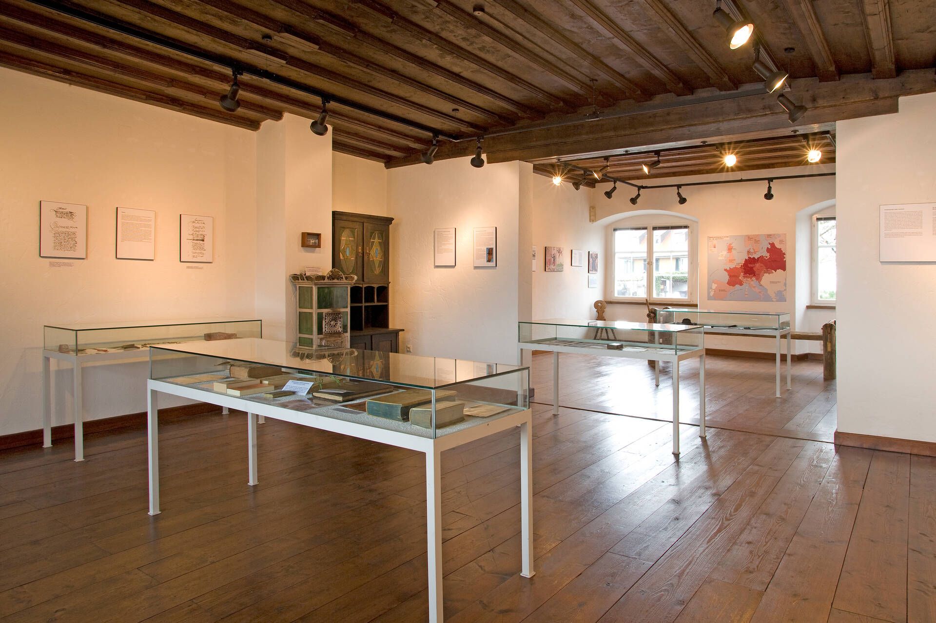 Ein Raum im Museum im Malhaus in Wasserburg. An der Wand sind Fotos zu sehen.