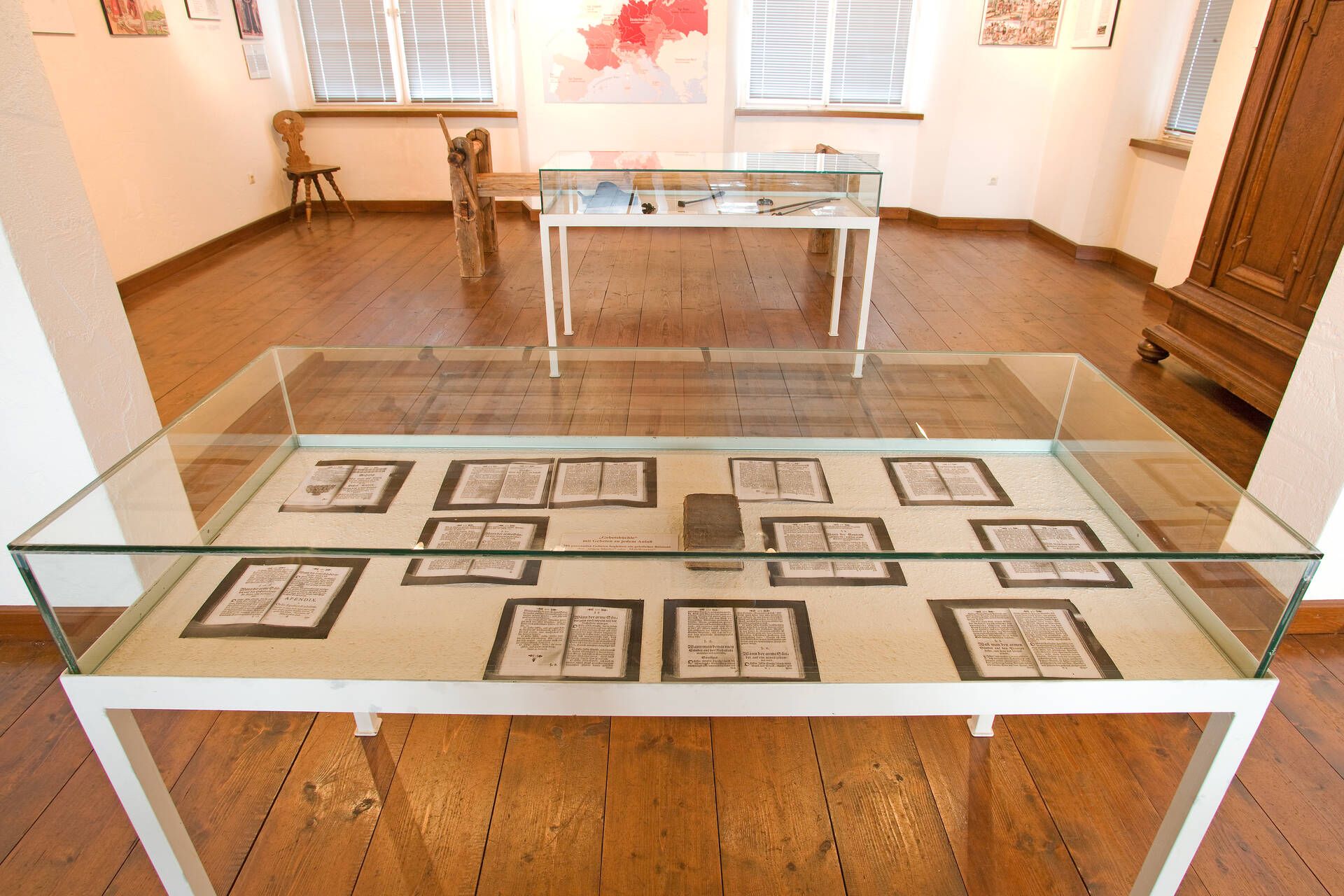 Ein Raum im Museum im Malhaus in Wasserburg. In dem Raum befinden sich Vitrinen mit alten Schriftstücken.