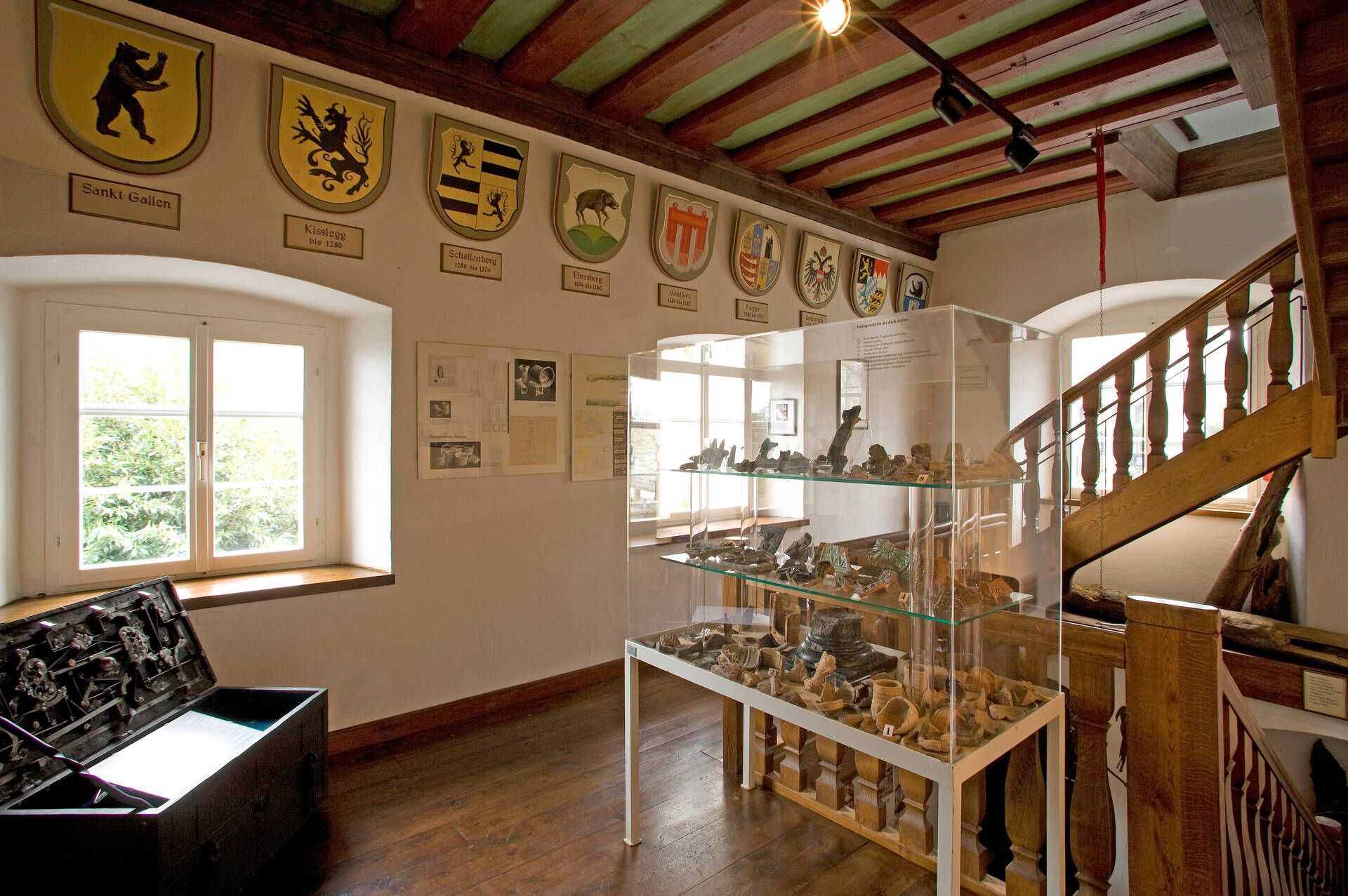 Ein Raum im Museum Malhaus in Waserburg. An der Wand sind mehrere Wappen zu sehen.