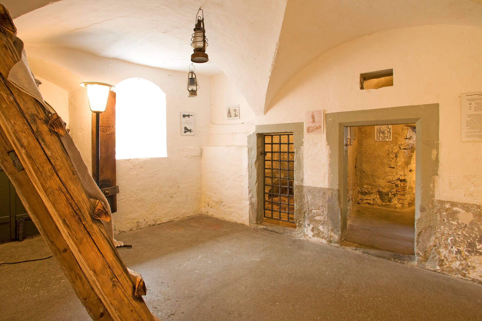 Ein Ausstellungsraum im Museum im Malhaus in Wasserburg. Es sind Kerker zu sehen.