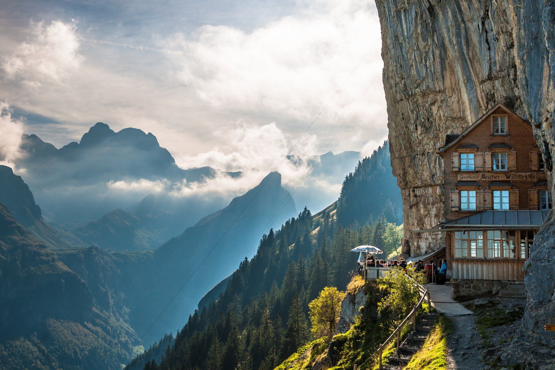 Gasthaus Aescher in der Schweiz. Ein Gasthaus direkt in Berg reingebaut. Drumherum Wald und Bergwelt.