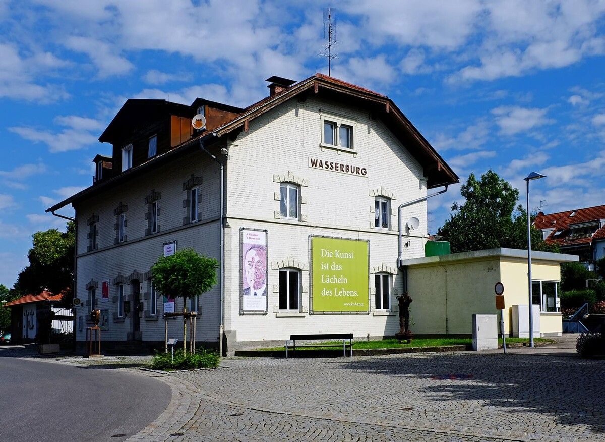 Außenansicht des Bahnhofsgebäudes und vom KUBA (Kunstbahnhof), in dem der Kunstverein Wasserburg am Bodensee e.V. seine Ausstellungsräume hat.