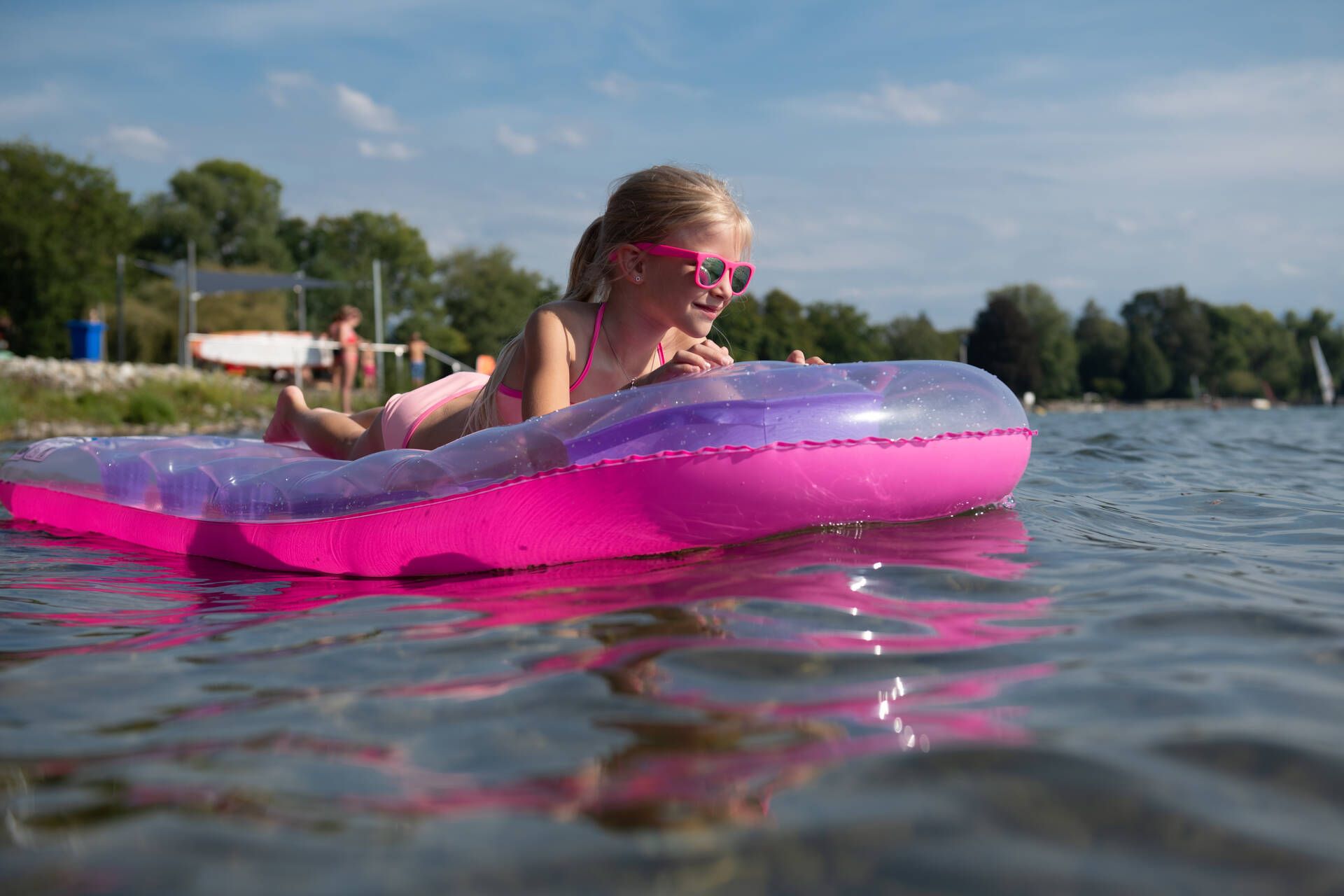 Mädchen auf einer Luftmatratze im Freibad Aquamarin in Wasserburg.
