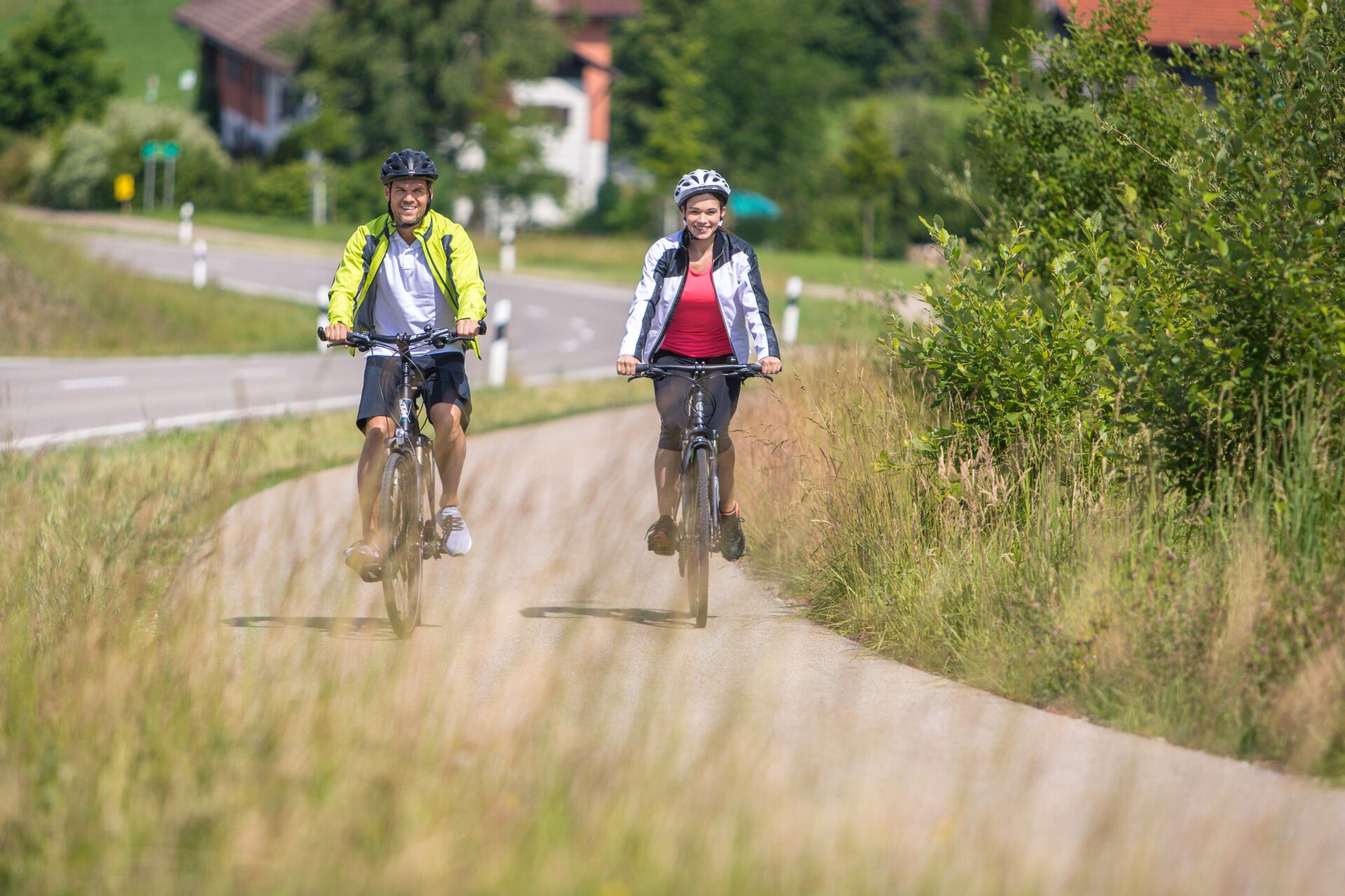 Eine Frau und ein Mann machen mit ihren Fahrrädern eine Radtour.