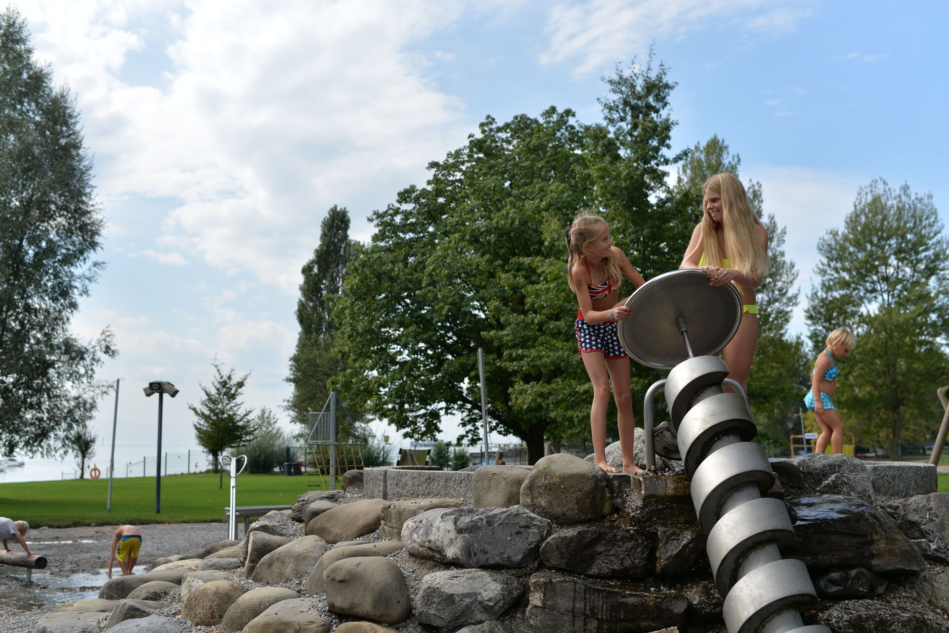 Zwei Mädchen spielen am Spielplatz Augustins Kinderland im Freibad Aquamarin.
