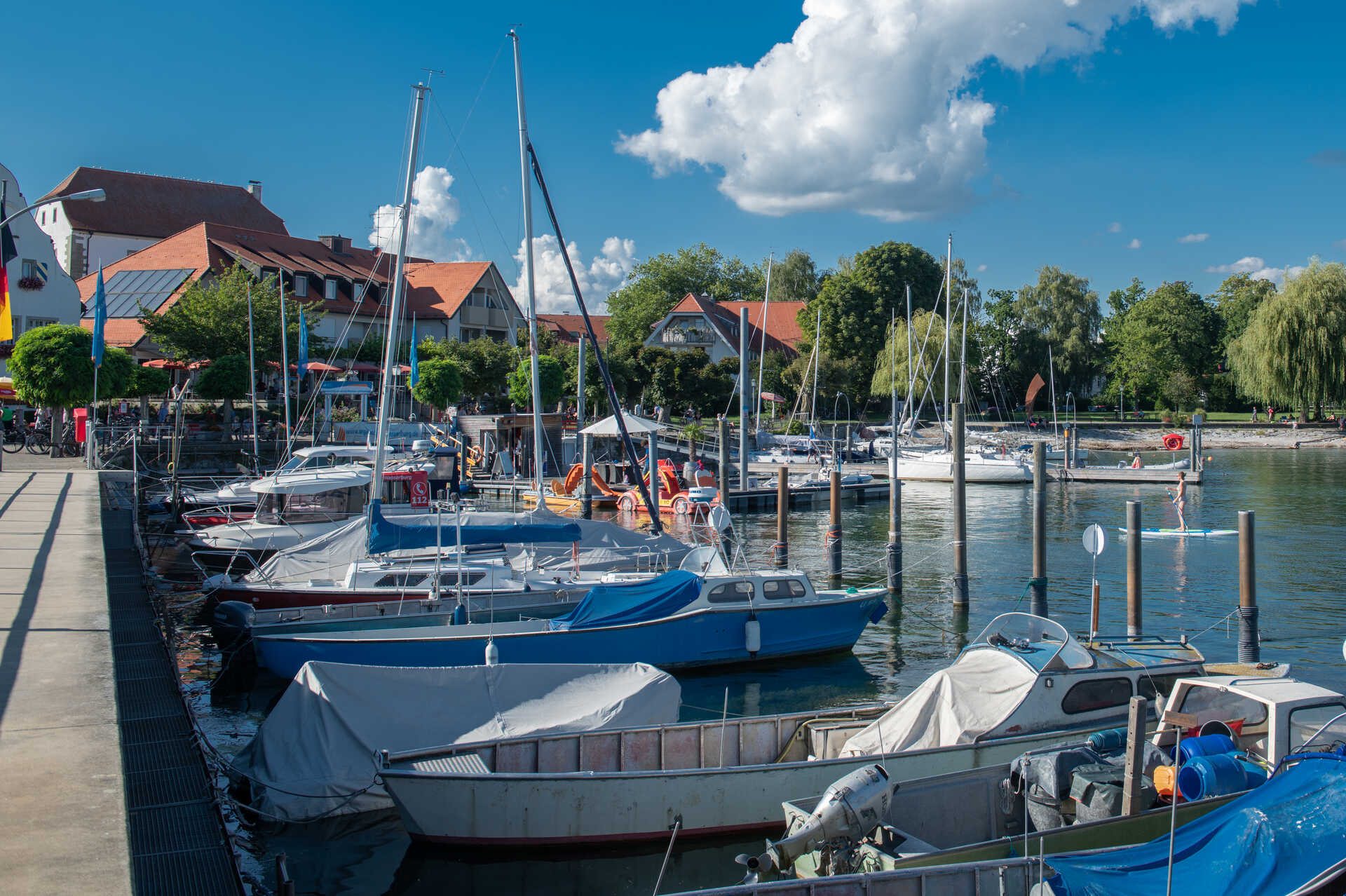 Mehrere Boote im Hafen von Wasserburg.