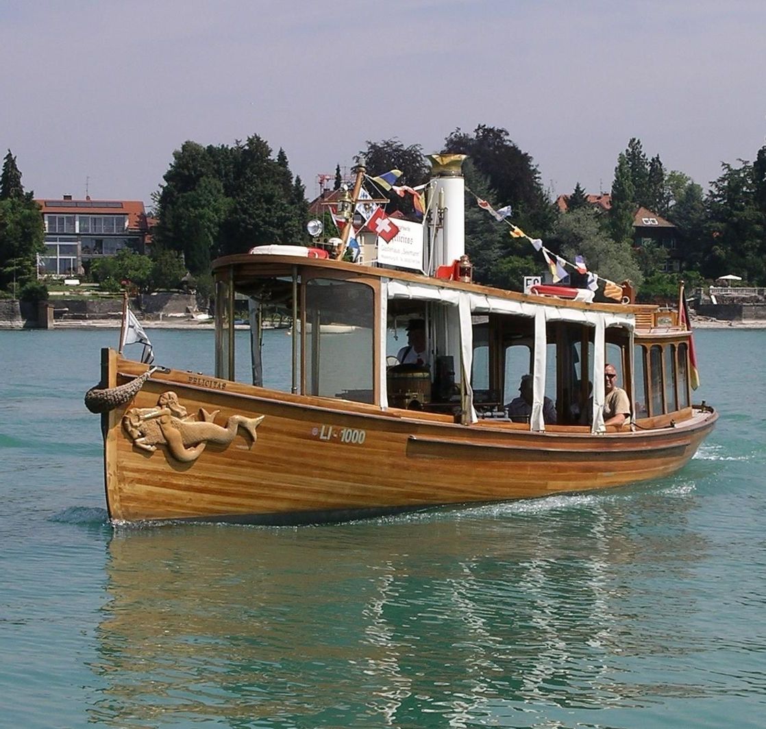 Dampfschiff Felicitas fährt auf dem Bodensee