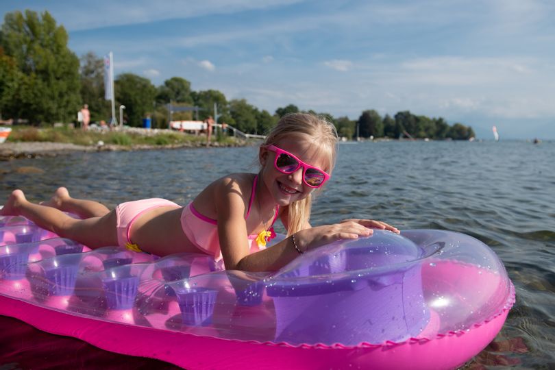Mädchen auf einer Luftmatratze im Freibad Aquamarin.