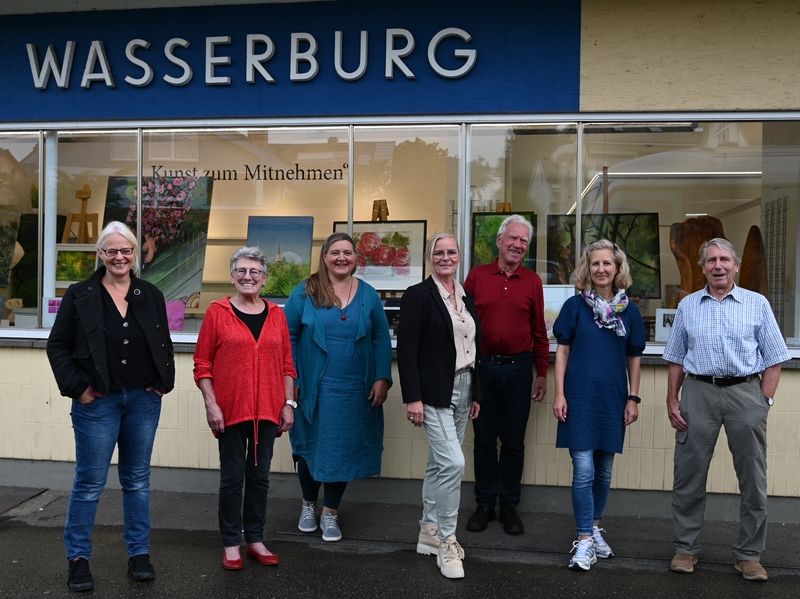 Vorstand des Kunstvereins Wasserburg am Bodensee e.V. stehend vor dem Schaufenster des KUBA.