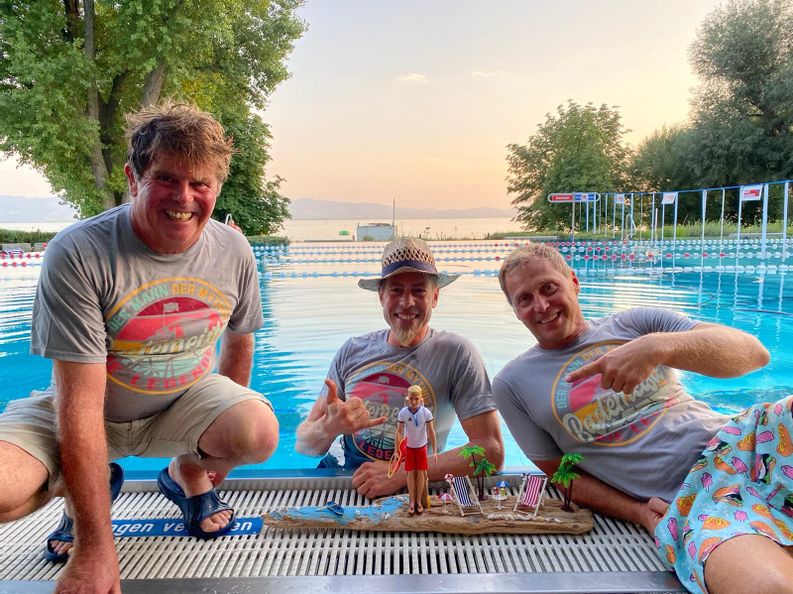 Bademeister-Team-Aquamarin im Hintergrund das Schwimmbecken und der Bodensee.