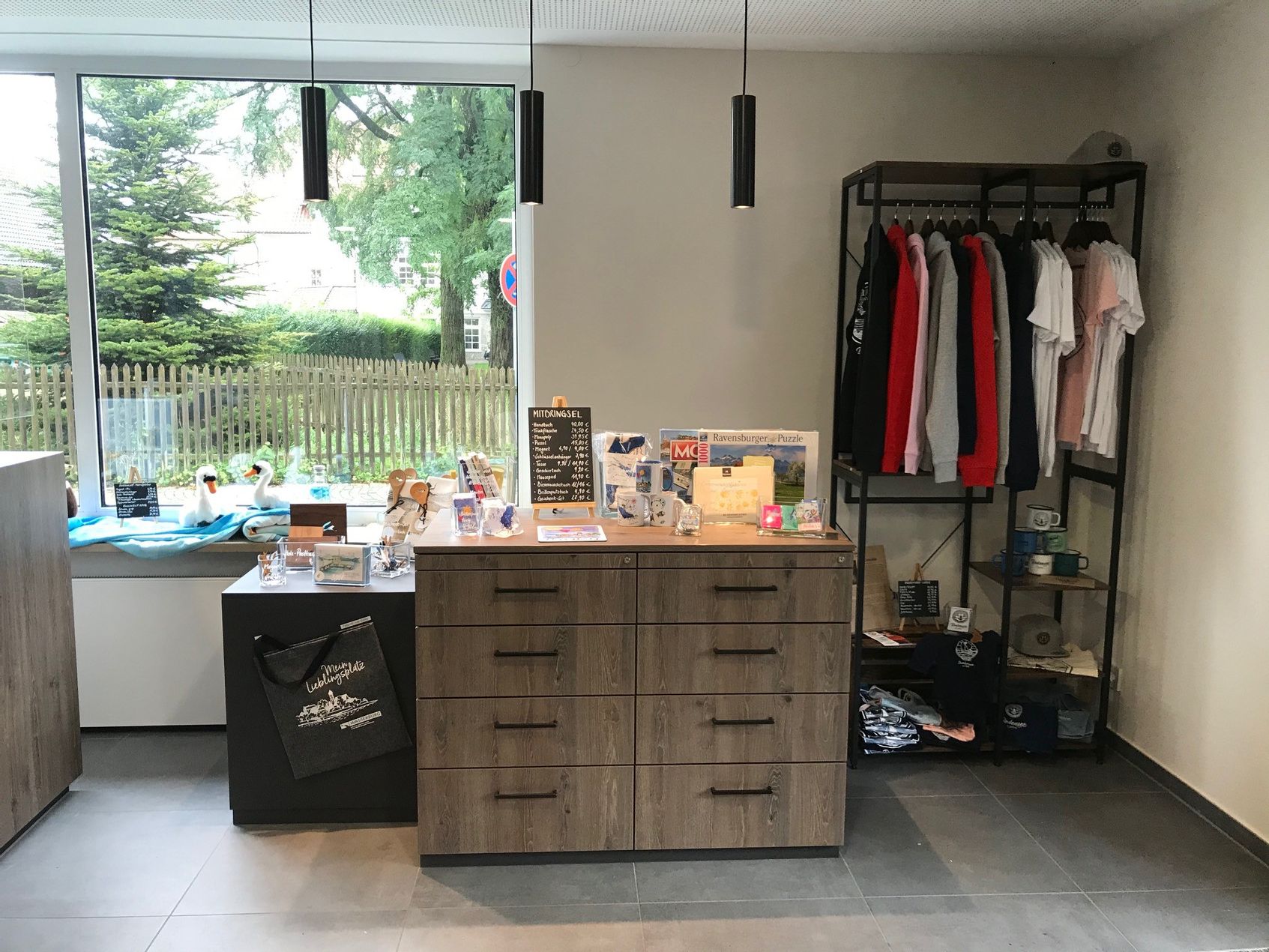 Merchandise Ecke in der Tourist-Information Wasserburg mit Mitbringsel Verkauf.