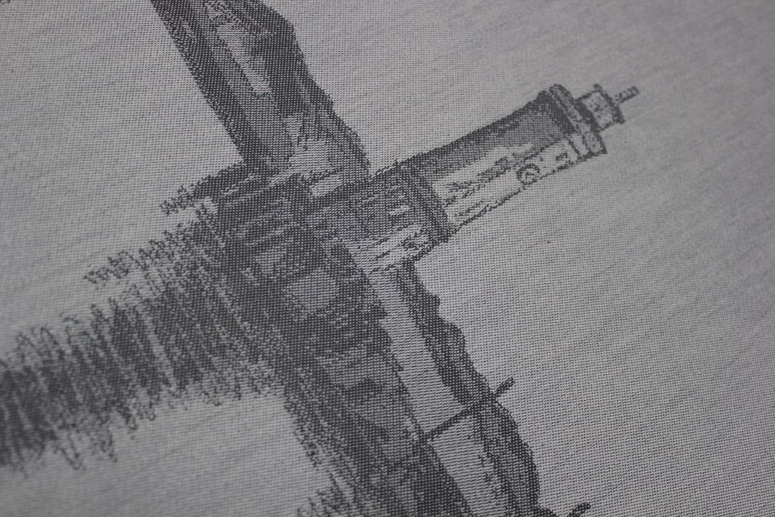 Grau-Schwarzes Geschirrhandtuch mit der Lindauer Insel darauf.