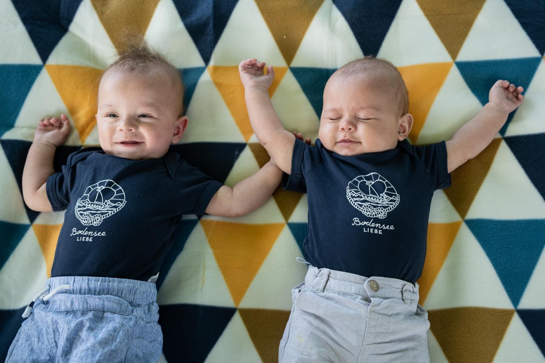 Zwei Babys angezogen mit einem Bodenseeliebe Baby-Body