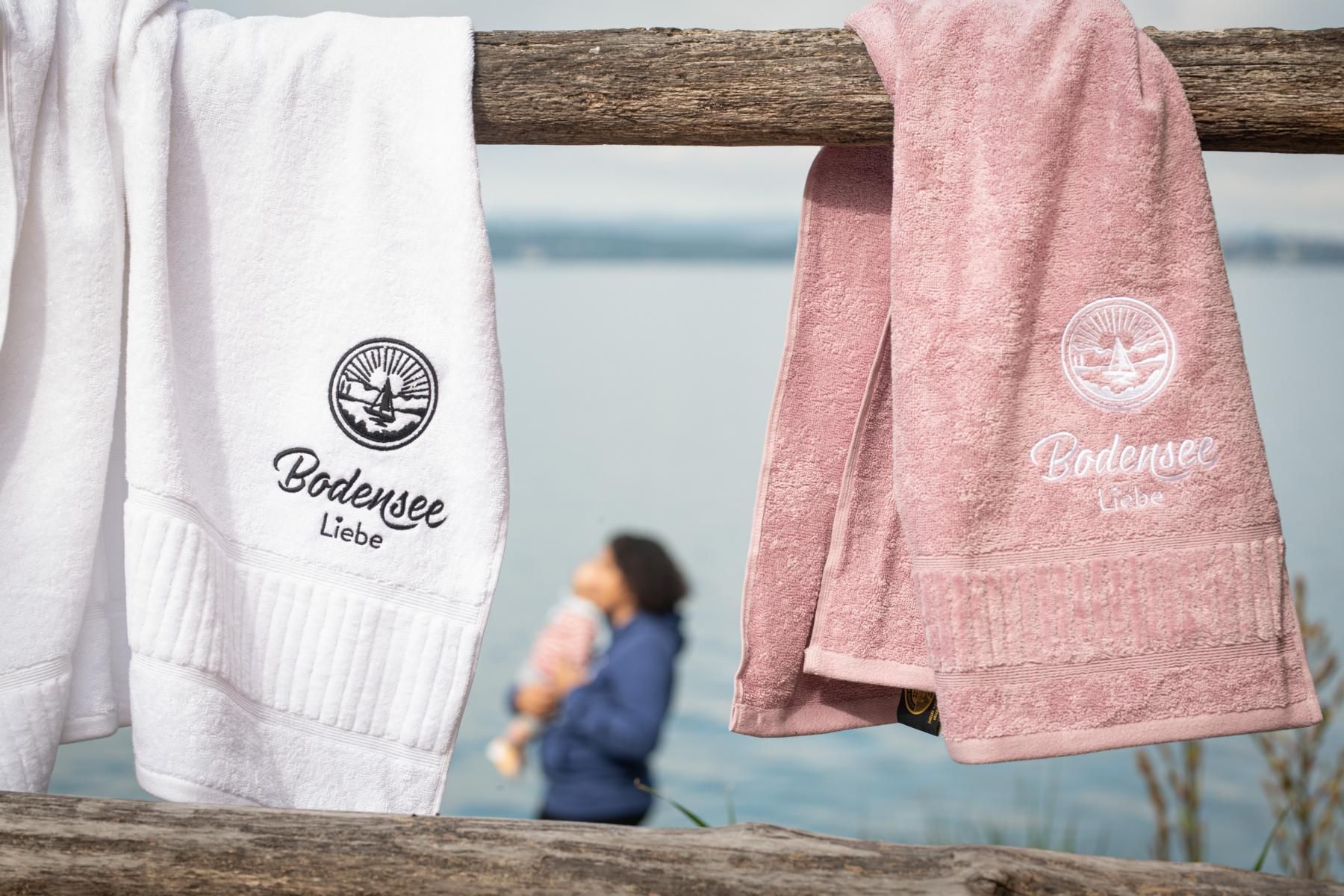 Weißes und Rosa Bodenseeliebe Duschtuch und Badehandtuch