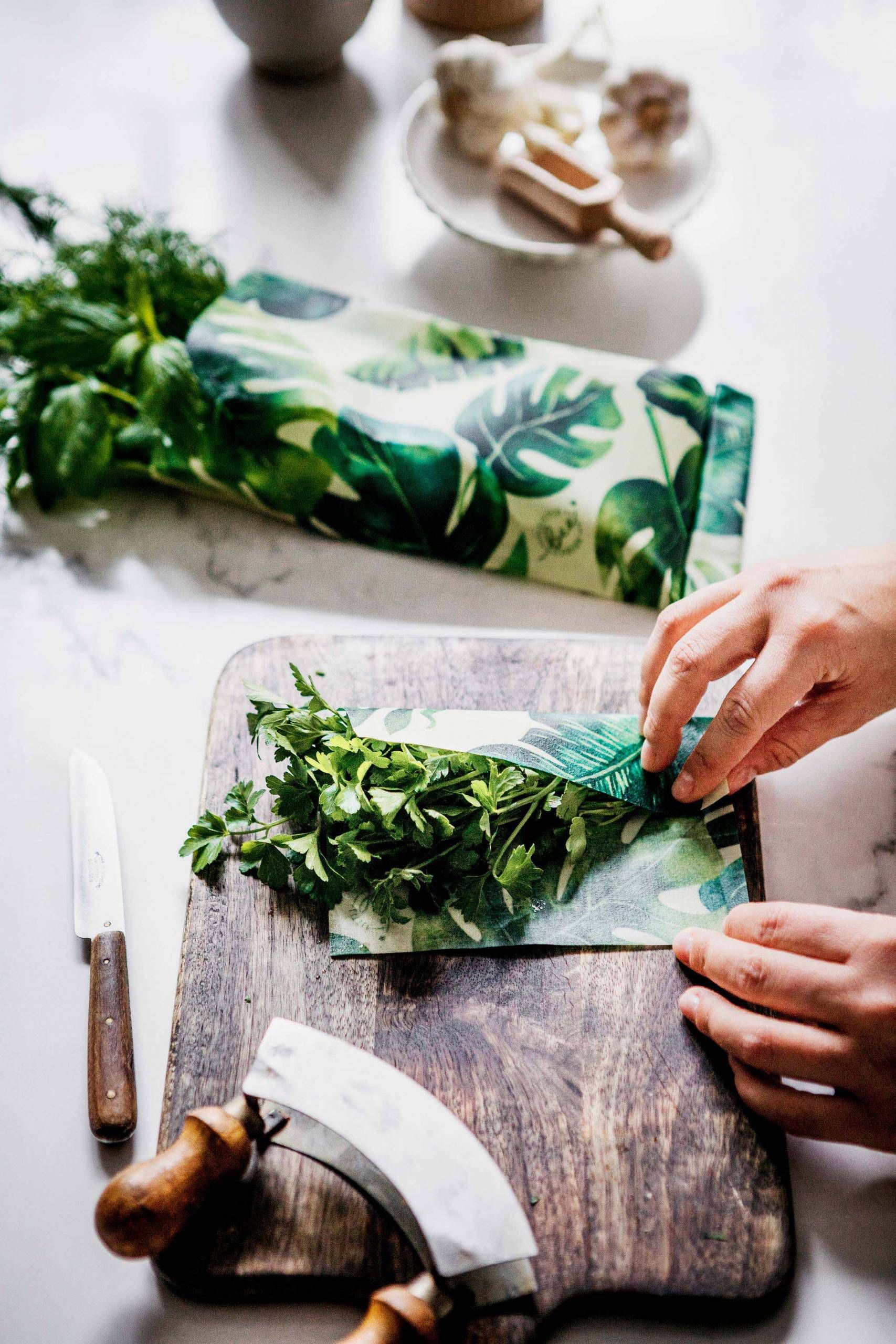 Little Bee Fresh, 100% Bio-Bienenwachstücher. Kräuter eingewickelt in ein Bienenwachstuch.