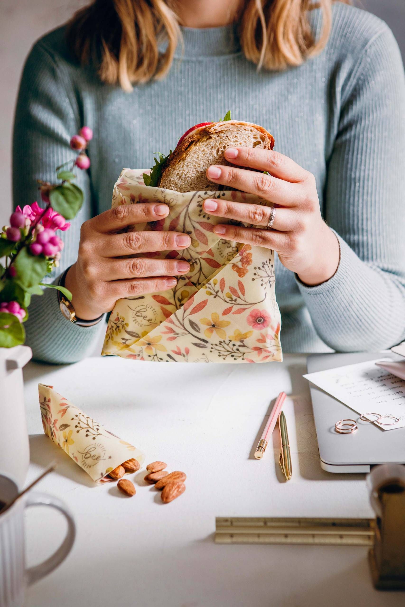 Little Bee Fresh, 100% Bio-Bienenwachstücher. Brotzeit eingewickelt in ein Bienenwachstuch.