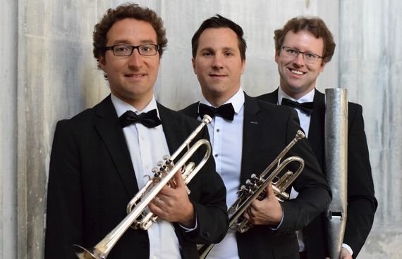 Trompeten Trio. Drei Trompeter mit Ihren Instrumenten.