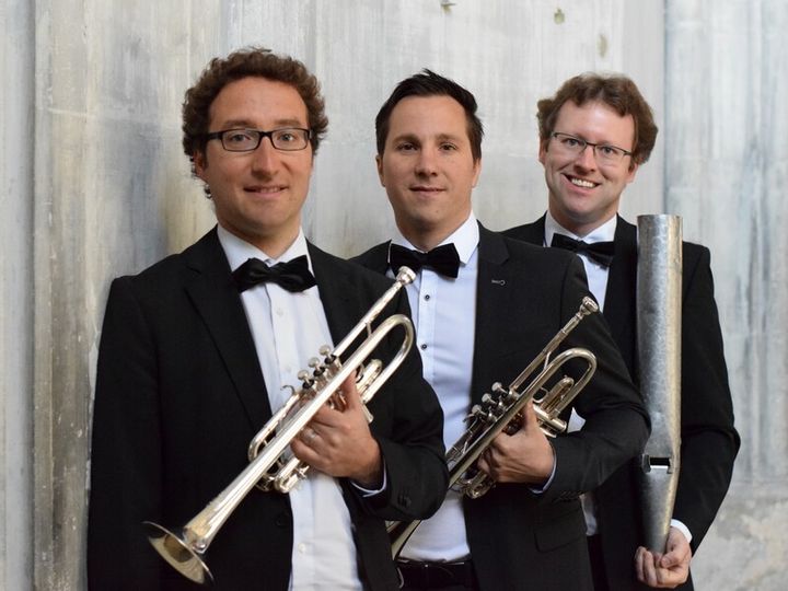 Trompeten Trio. Drei Trompeter mit Ihren Instrumenten.