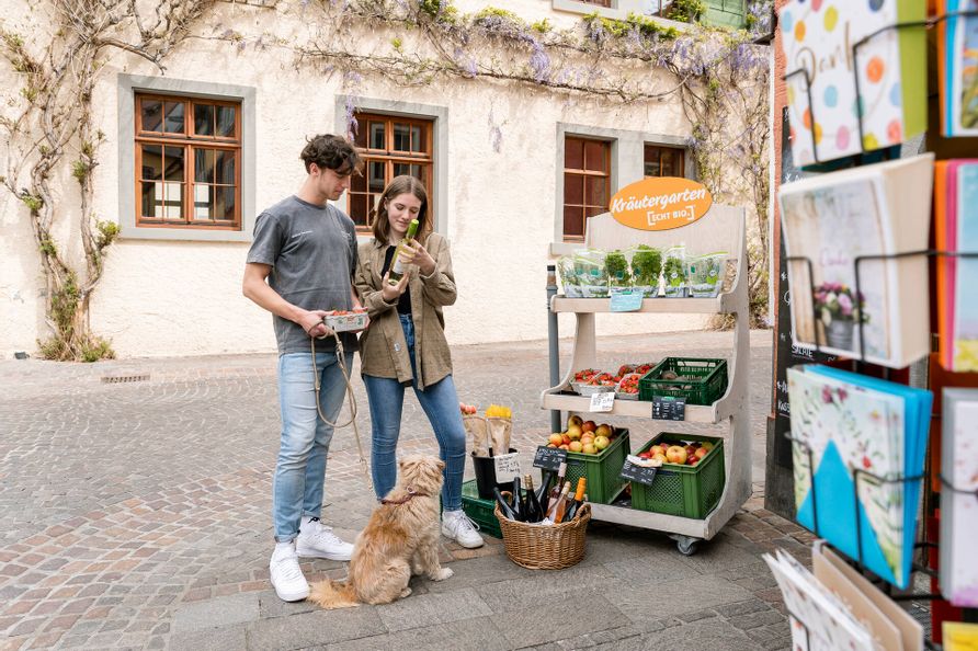 Ein Mann und Eine Frau mit einem Hund an einem 