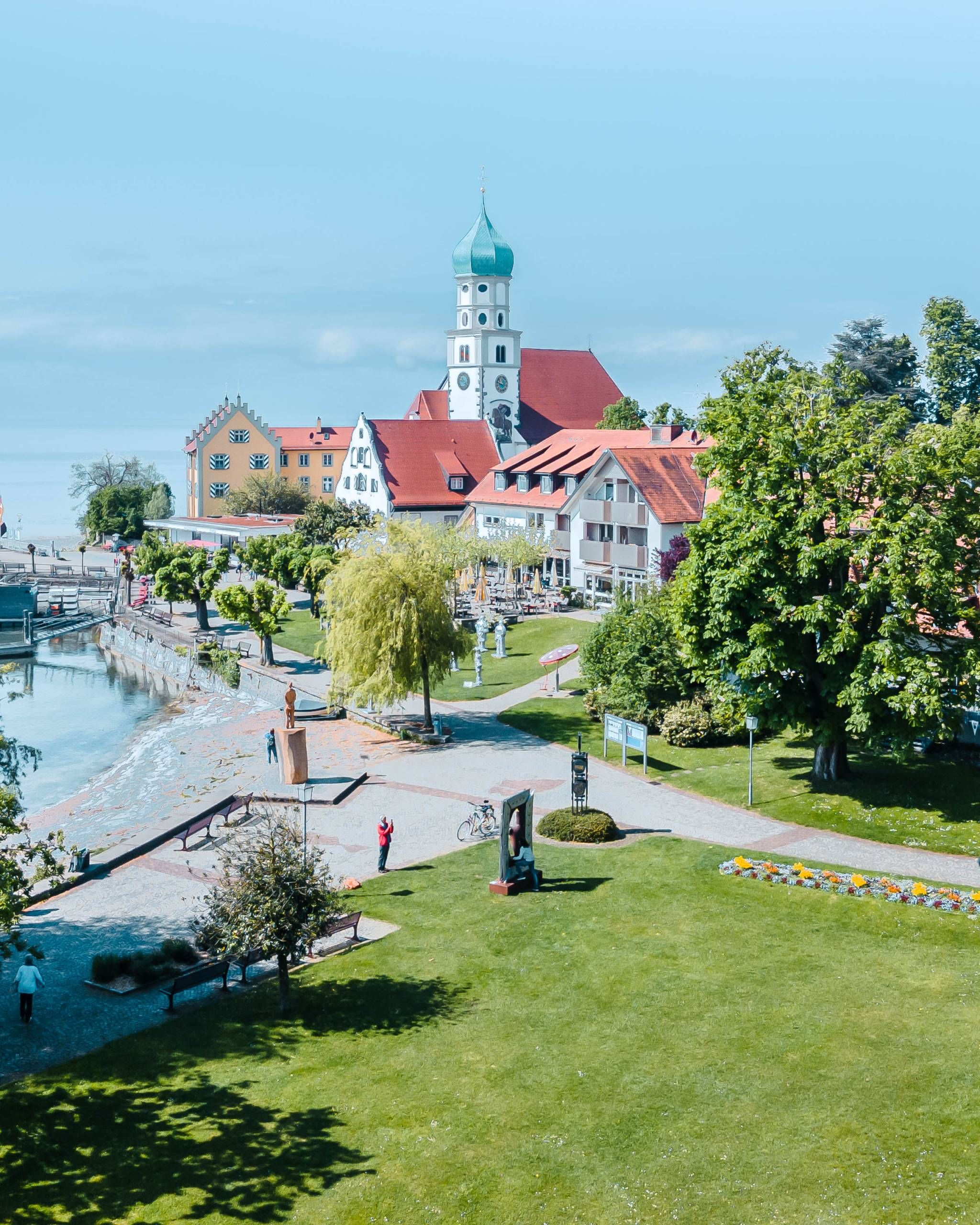 Luftaufnahme Halbinsel Wasserburg mit See und Bergwelt im Hintergrund