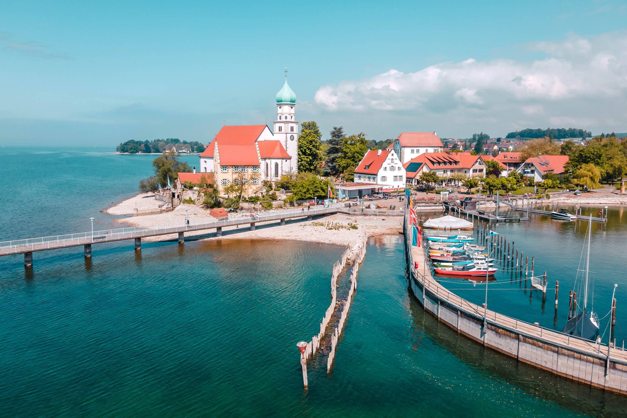 Die Halbinsel Wasserburg umringt vom Bodensee und dem Schiffsanleger.