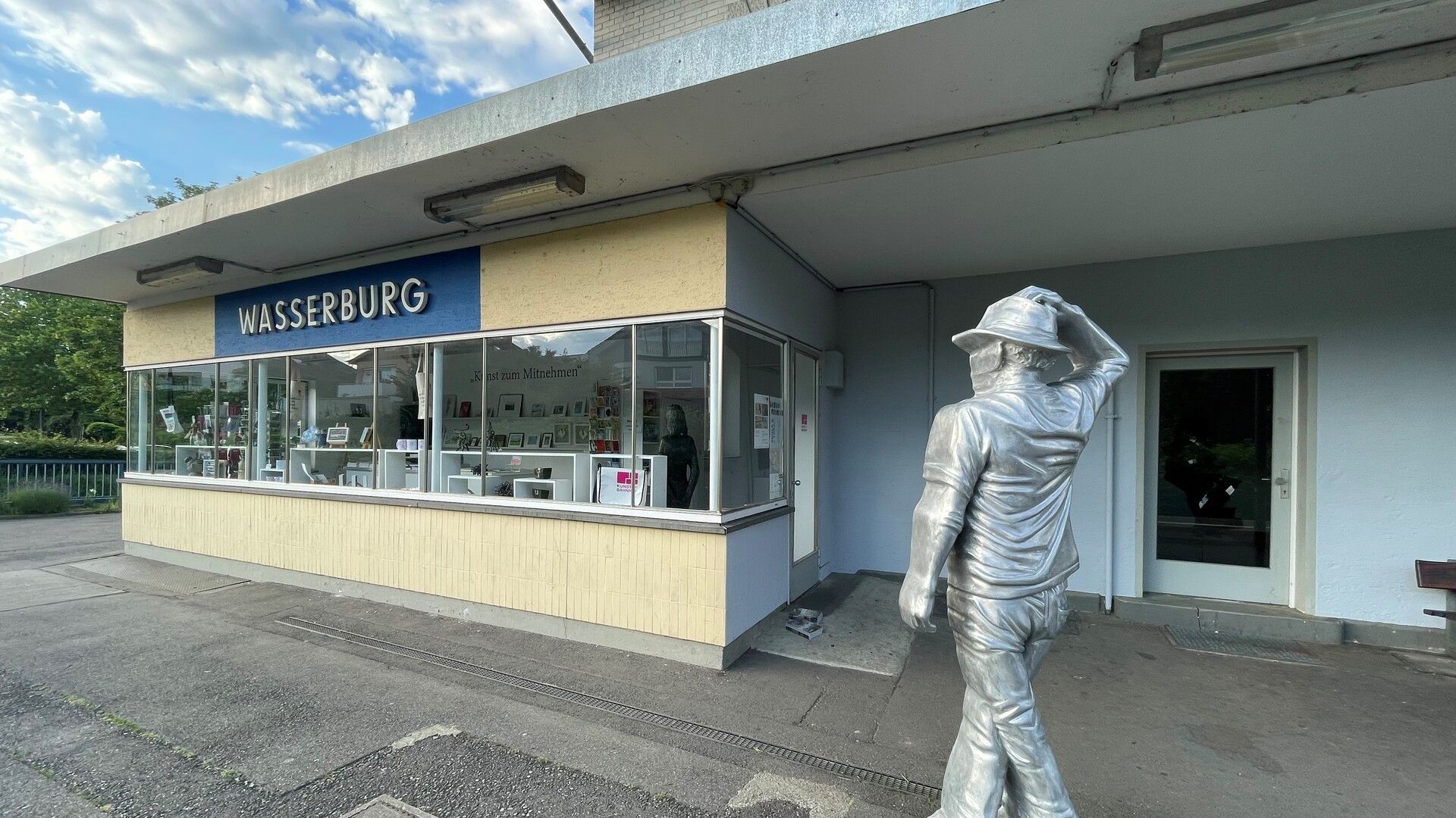 Skulptur vor dem Wasserburger Bahnhof und Schaufenster des Kunstvereins Wasserburg am Bodensee e.V.