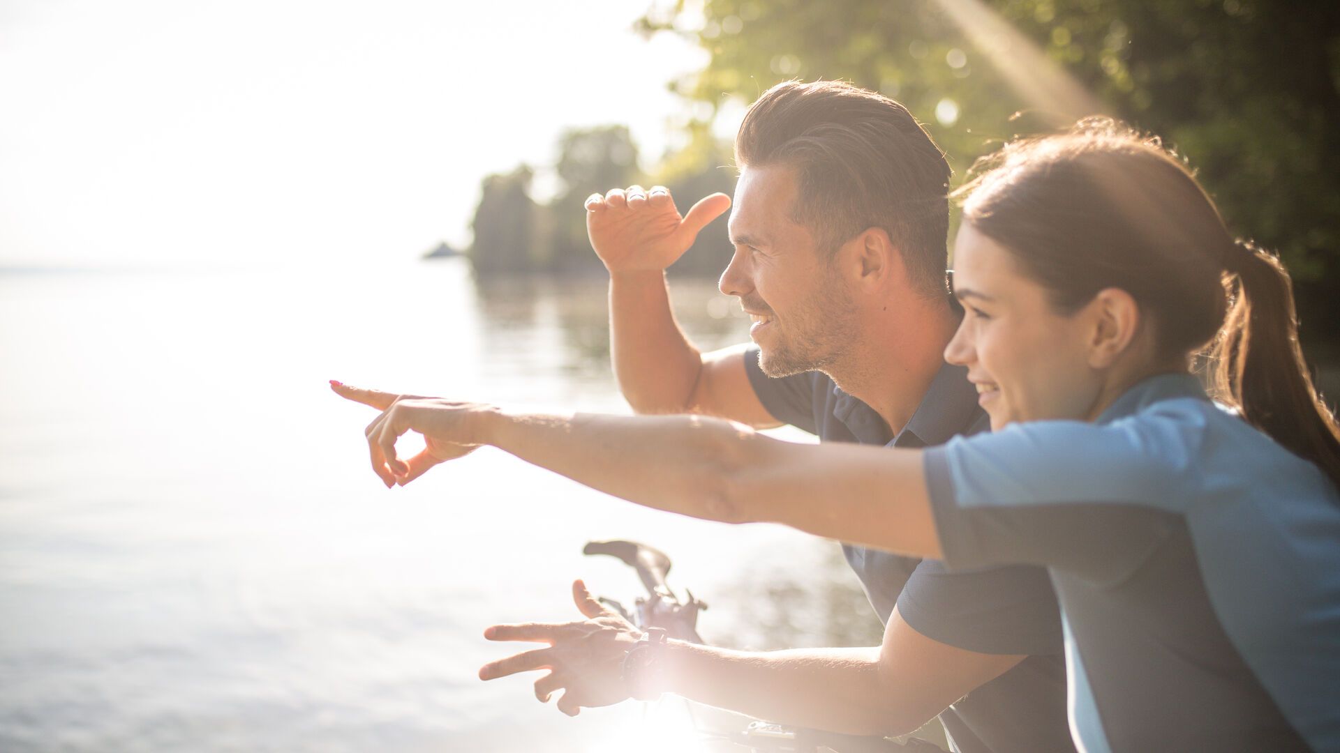 Radfahrer die in die Ferne schauen und mit der Hand auf was Zeigen.