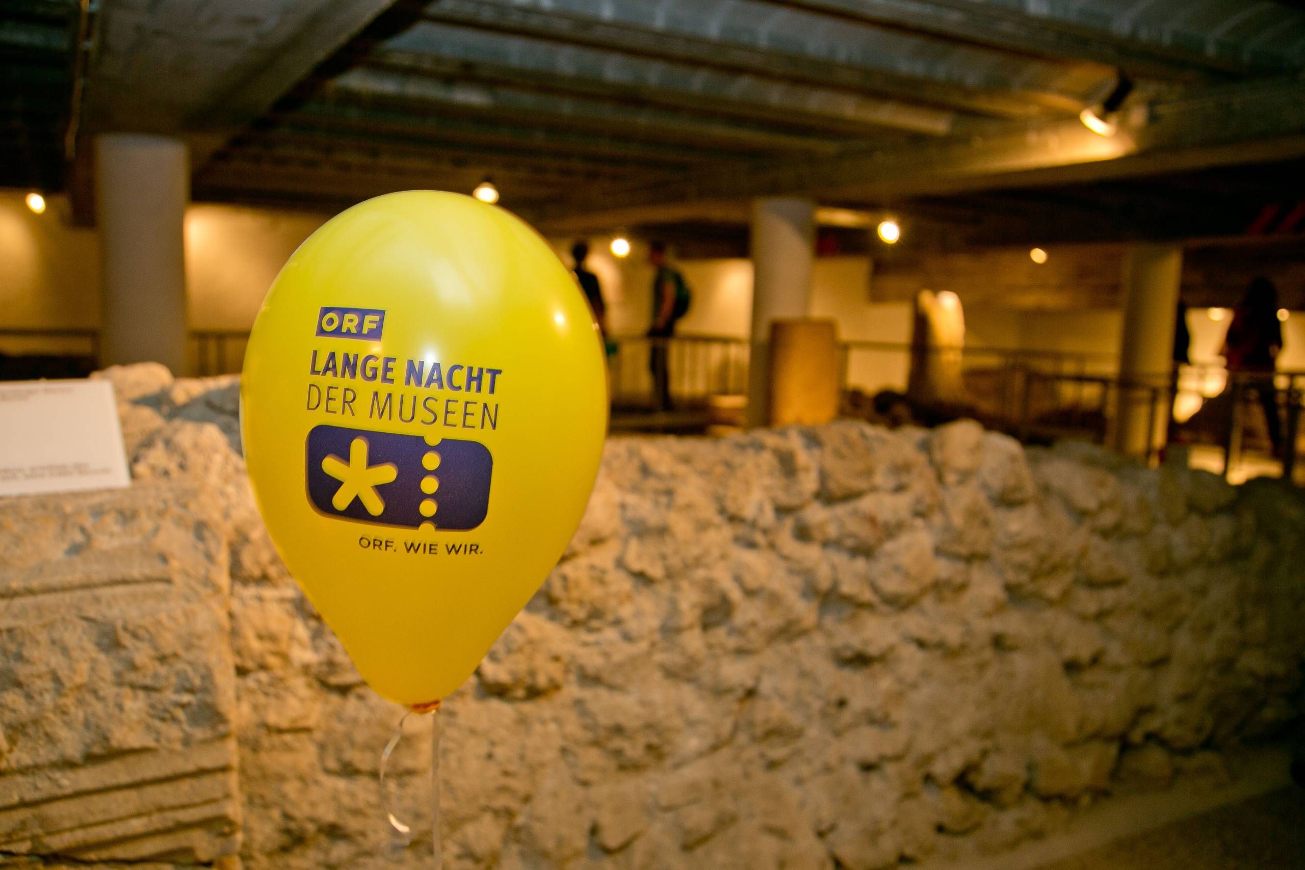 Domgrabungsmuseum. Gelber Luftballon mit der Aufschrift Lange Nacht der Museen.