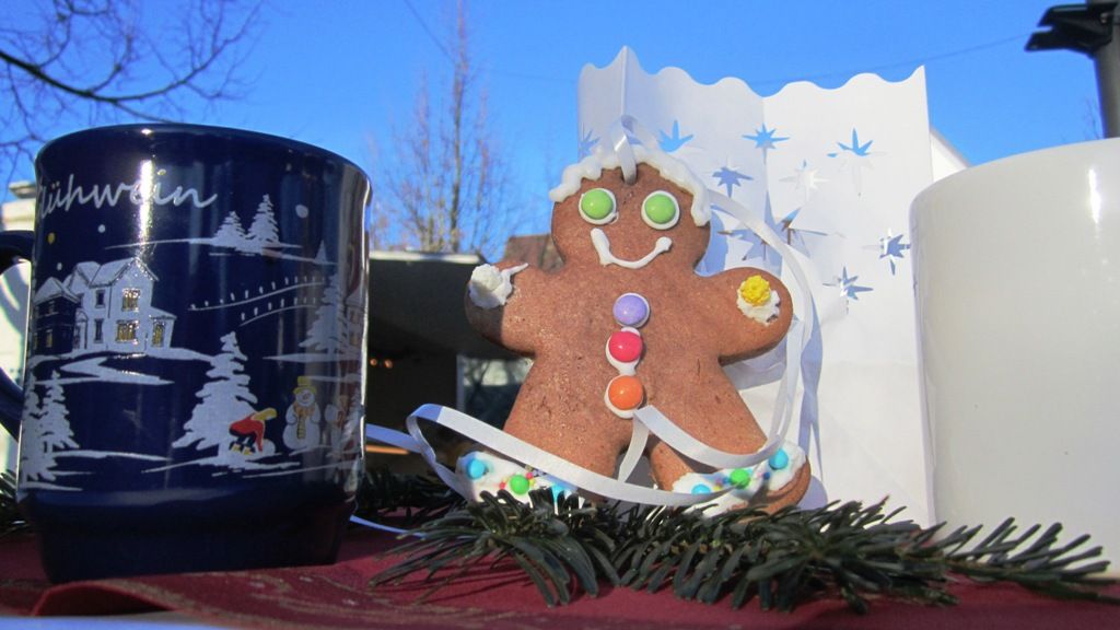 Eine Glühweintasse mit einem Lebkuchenmann