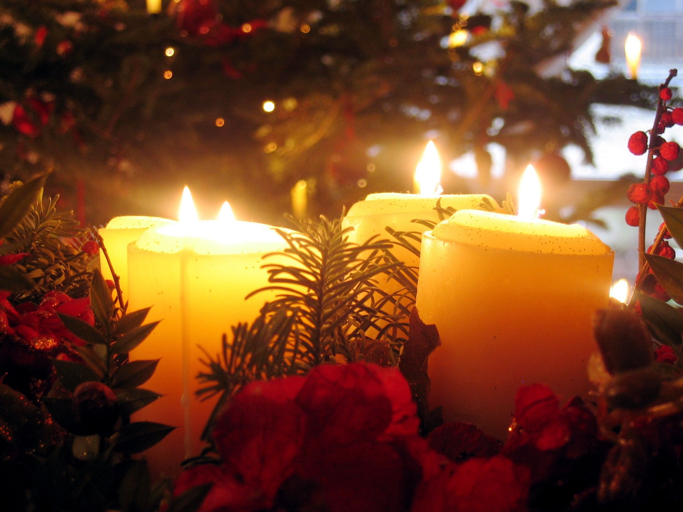 Vier brennende Kerzen in einem Adventskranz