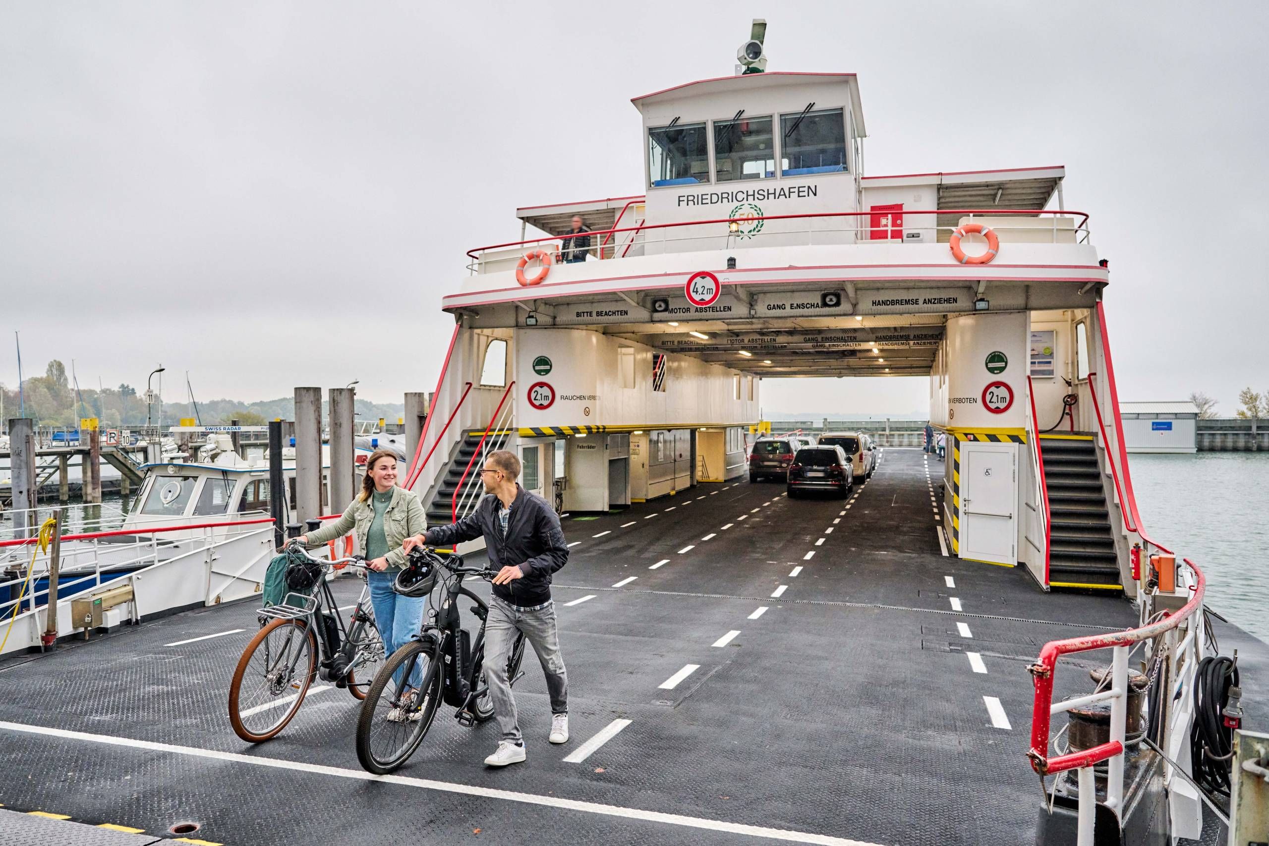 Autos und Radfahrer auf einer Fähre