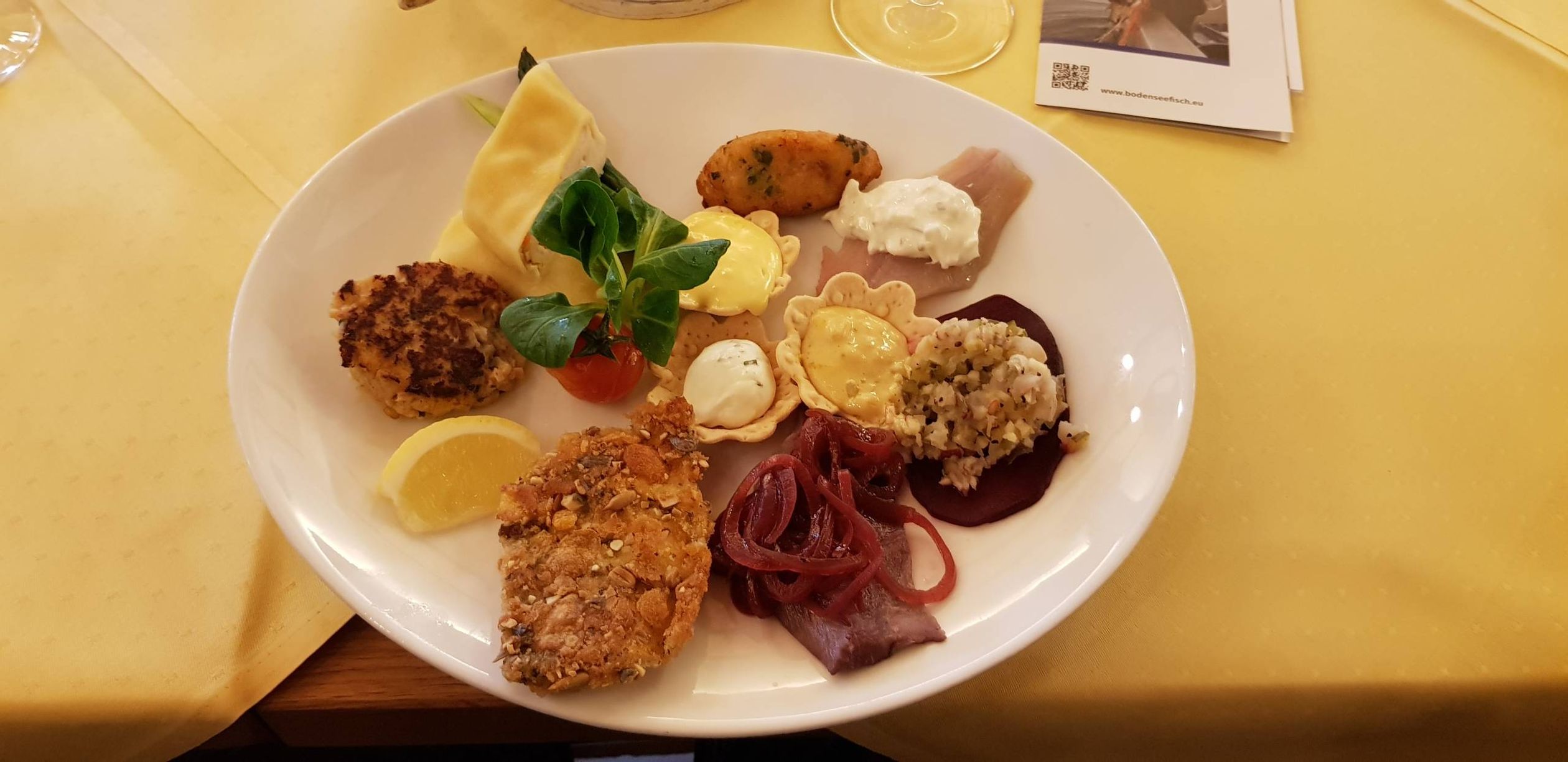 Ein Teller mit leckeren Sachen von den Rotaugenwochen.