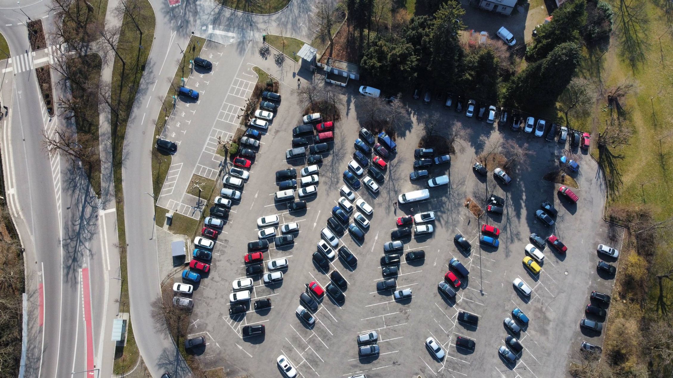 Luftaufnahme Parkplatz Lindau. Man sieht den Parkplatz von oben mit vielen parkenden Autos.