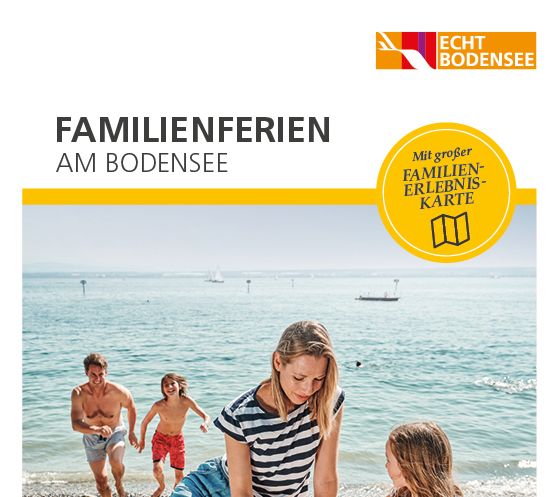 Titelbild der Proschüre Familienferien am Bodensee. Eine Familie spielt im Sand im Hintergrund der Bodensee.