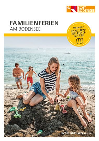 Titelbild der Proschüre Familienferien am Bodensee. Eine Familie spielt im Sand im Hintergrund der Bodensee.