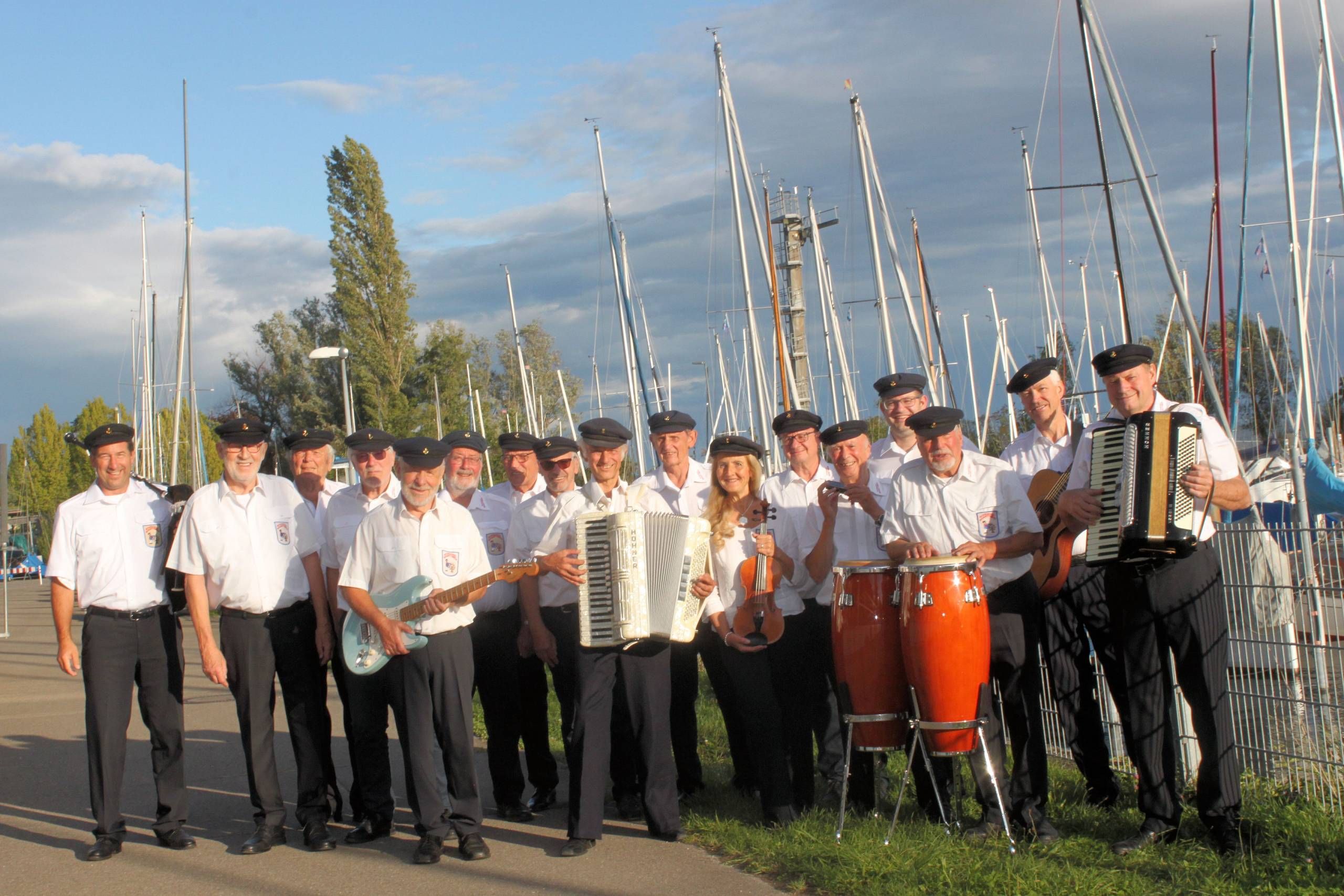 Gruppenbild der Bodensee-Shantymen Überlingen mit Segelhafen im Hintergrund.