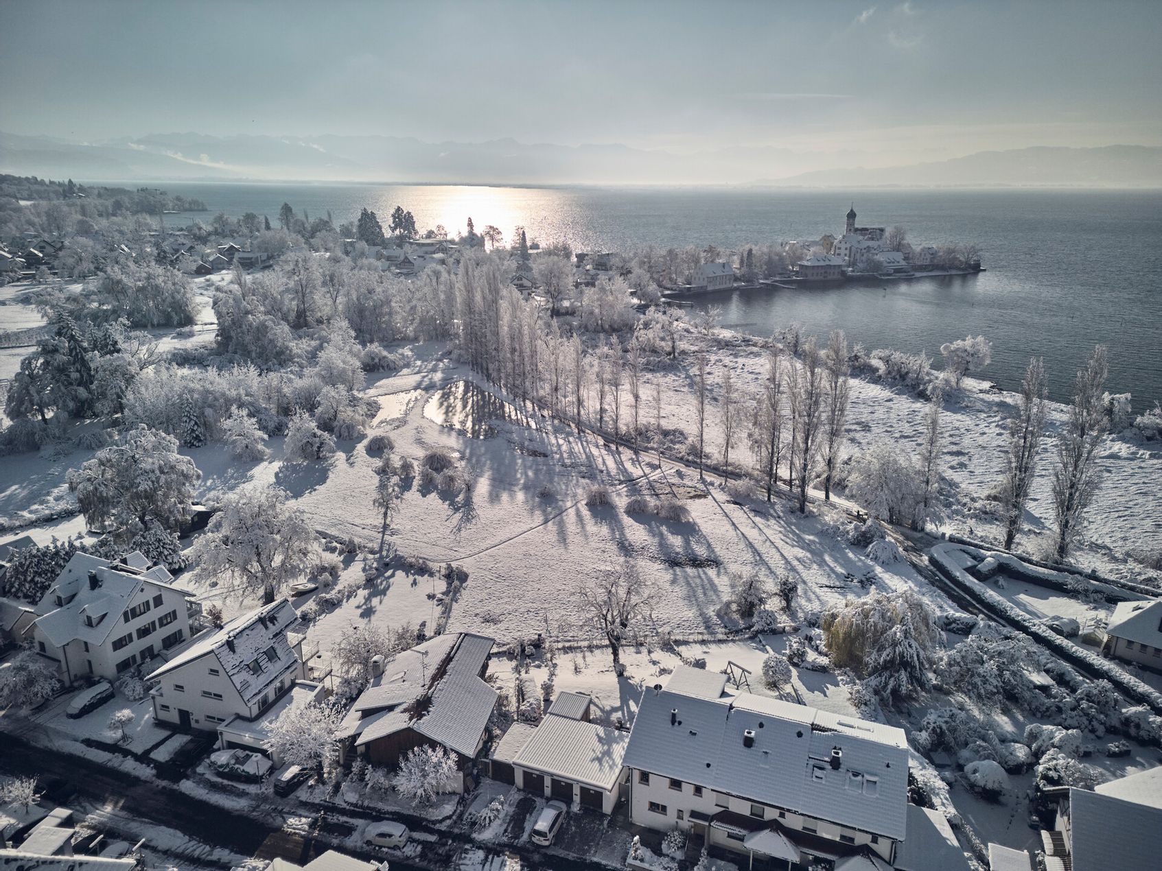 Eine Luftaufnahme von Wasserburg im Winter mit verschneiter Umgebung