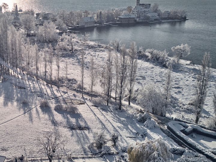 Eine Luftaufnahme von Wasserburg im Winter mit verschneiter Umgebung