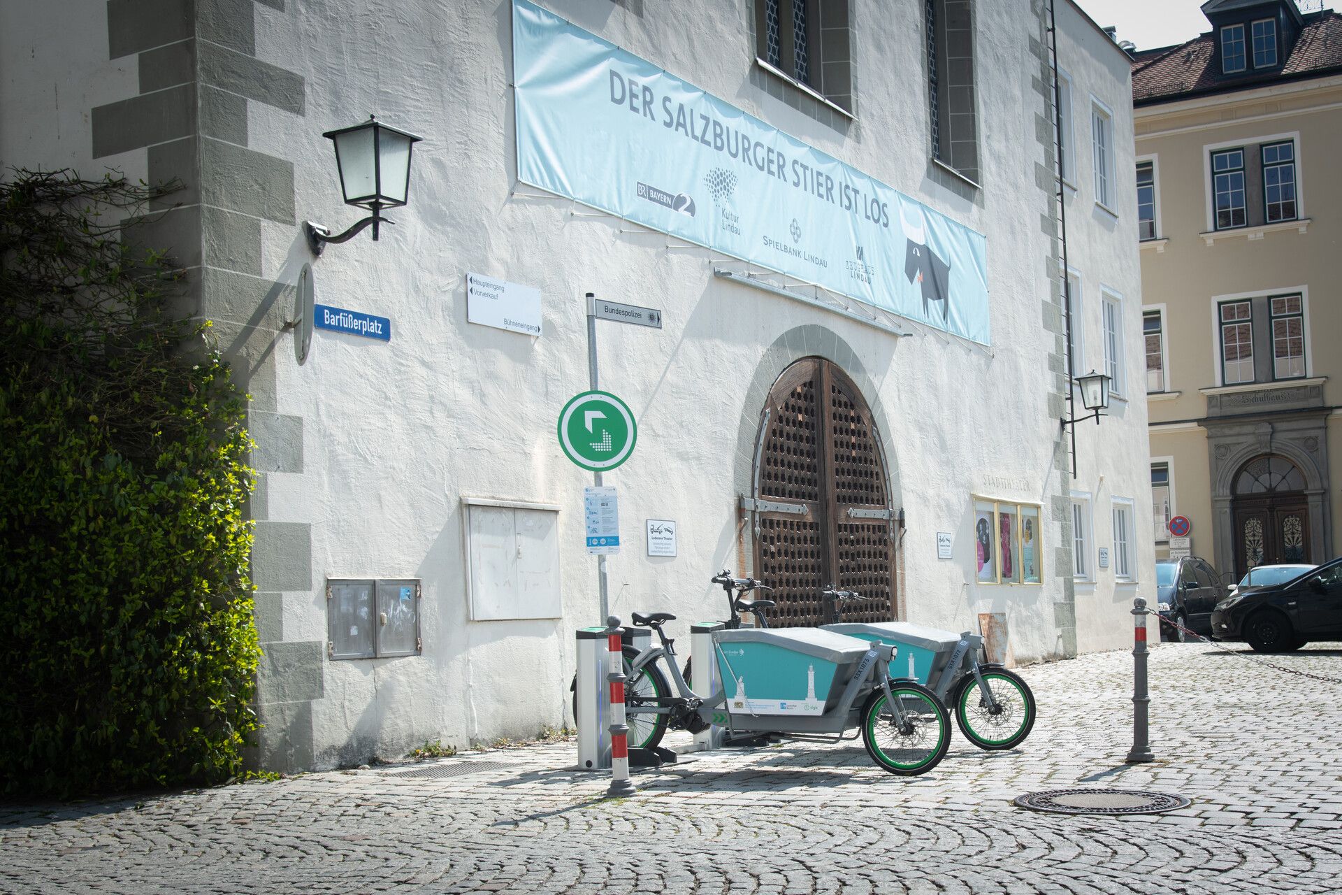 Lastenräder stehen auf der Insel in Lindau im Hintergrund ein Gebäude