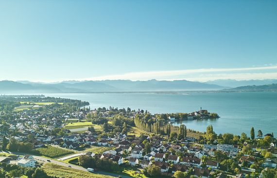 Wasserburger Luftaufnahme mit der Halbinsel in Wasserburg und Umgebung. Im Hintergrund der Bodensee sowie die Berge