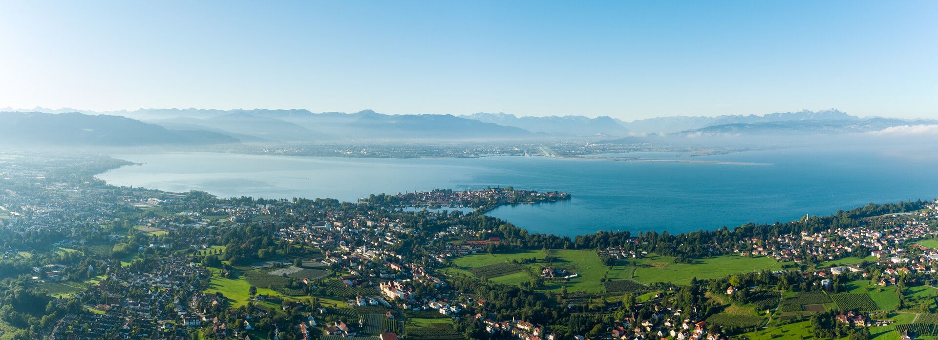 Luftbild Lindau und Umgebung. Umgeben vom Bodensee und der Bergwelt
