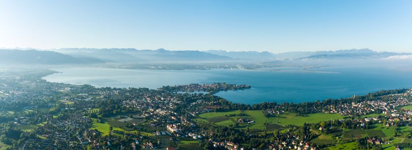 Luftbild Lindau und Umgebung. Umgeben vom Bodensee und der Bergwelt