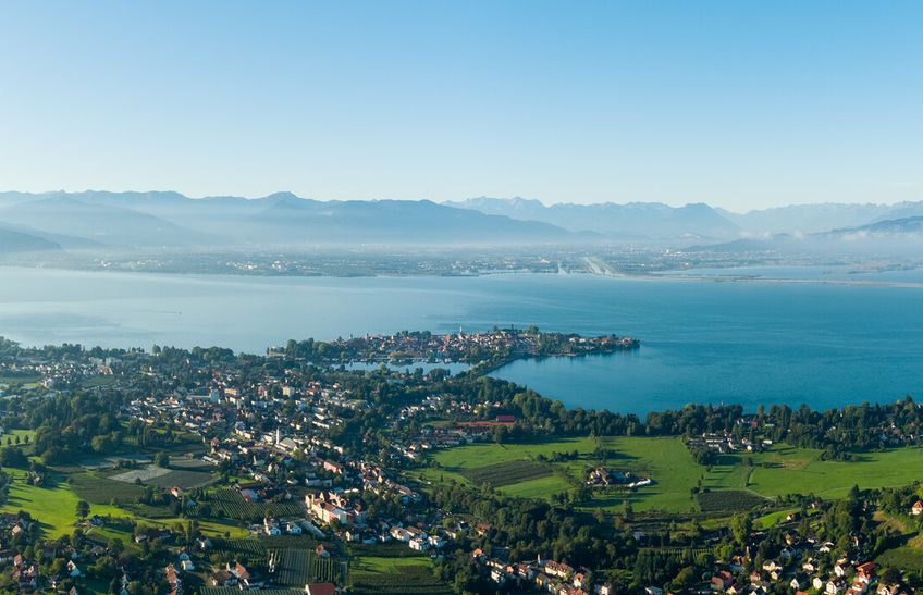 Luftbild Lindau und Umgebung. Umgeben vom Bodensee und der Bergwelt