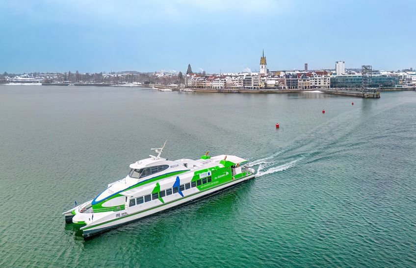 Katamaran Fridolin Winter vor Friedrichshafen