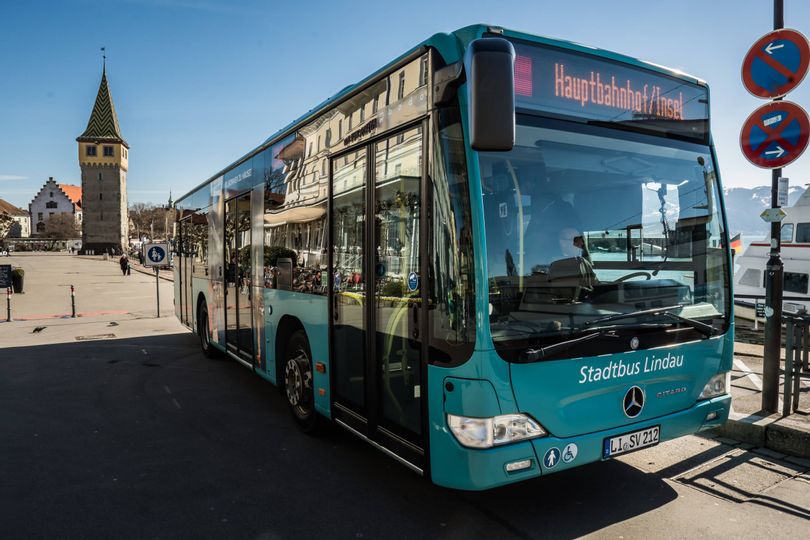 Lindauer Stadtbus hält auf der Insel in Lindau